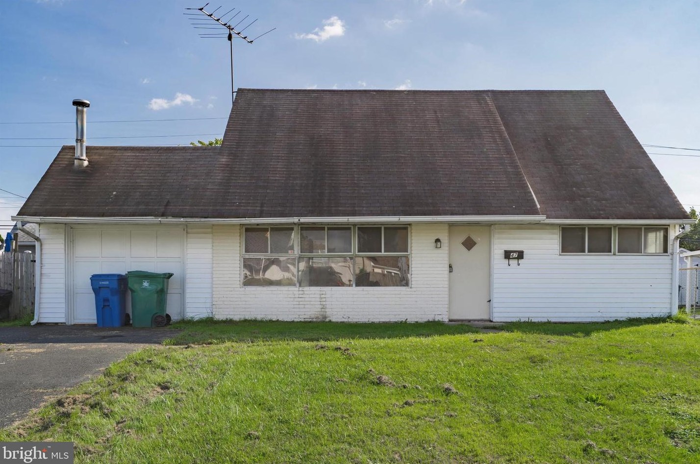 47 Mintleaf Rd, Levittown, PA 19056-3625