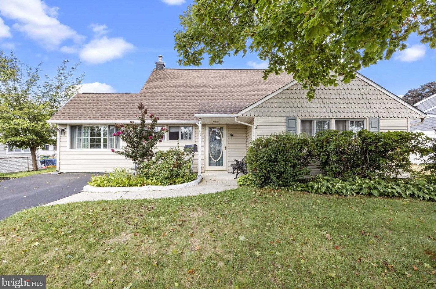 35 Hydrangea Rd, Levittown, PA 19056-1330