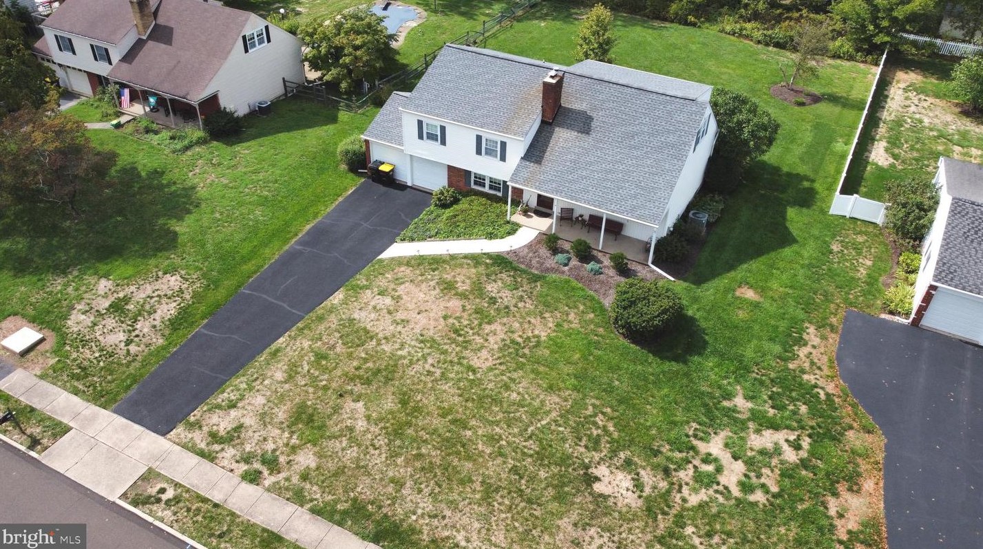 23 Woodmount Rd, Chalfont, PA 18914-1437