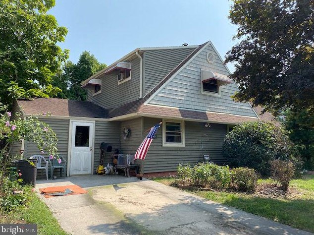 30 Neptune Ln, Levittown, PA 19054-3302
