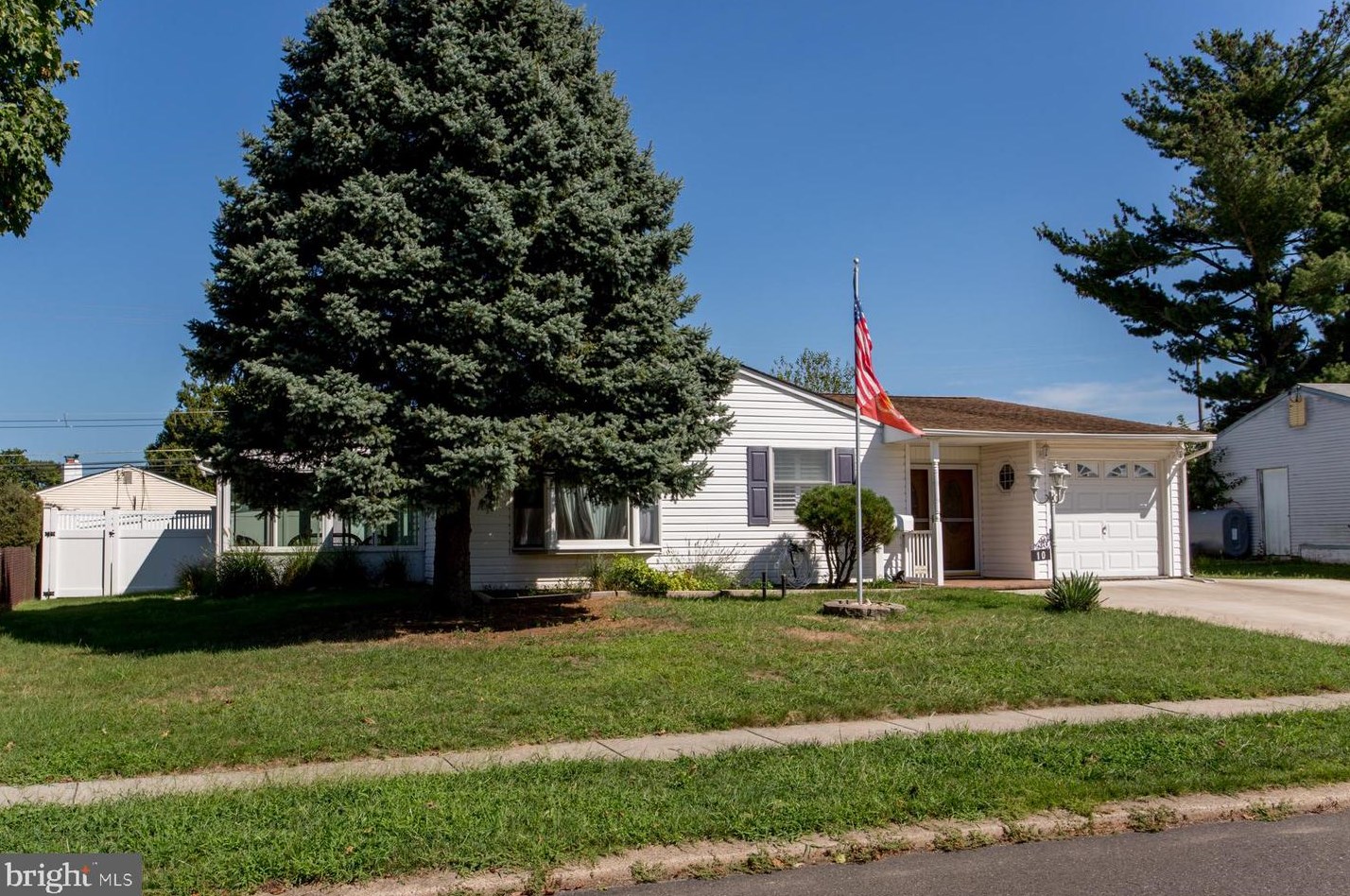 10 Pebble Ln, Levittown, PA 19054-3717
