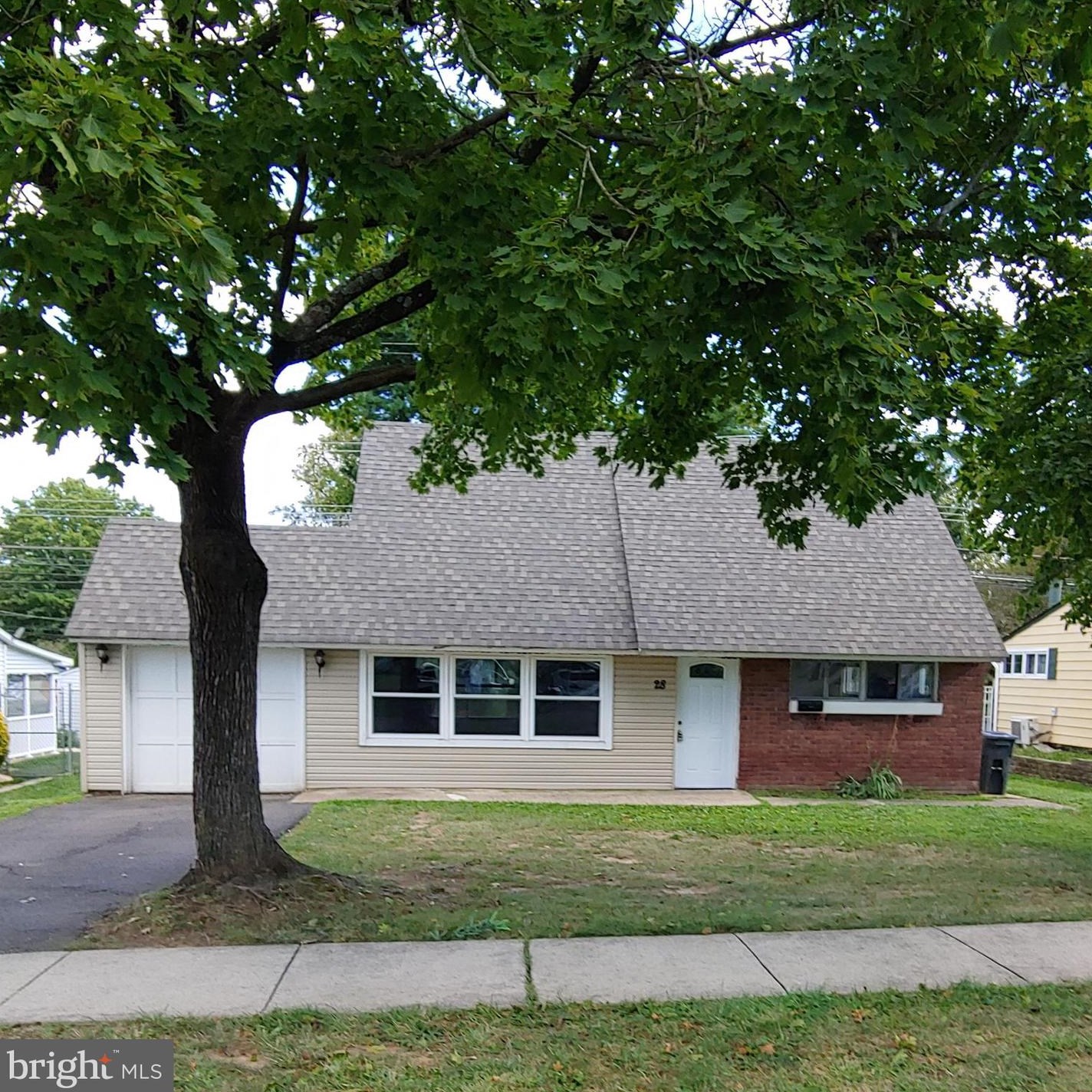 28 Viburnum Ln, Levittown, PA 19054
