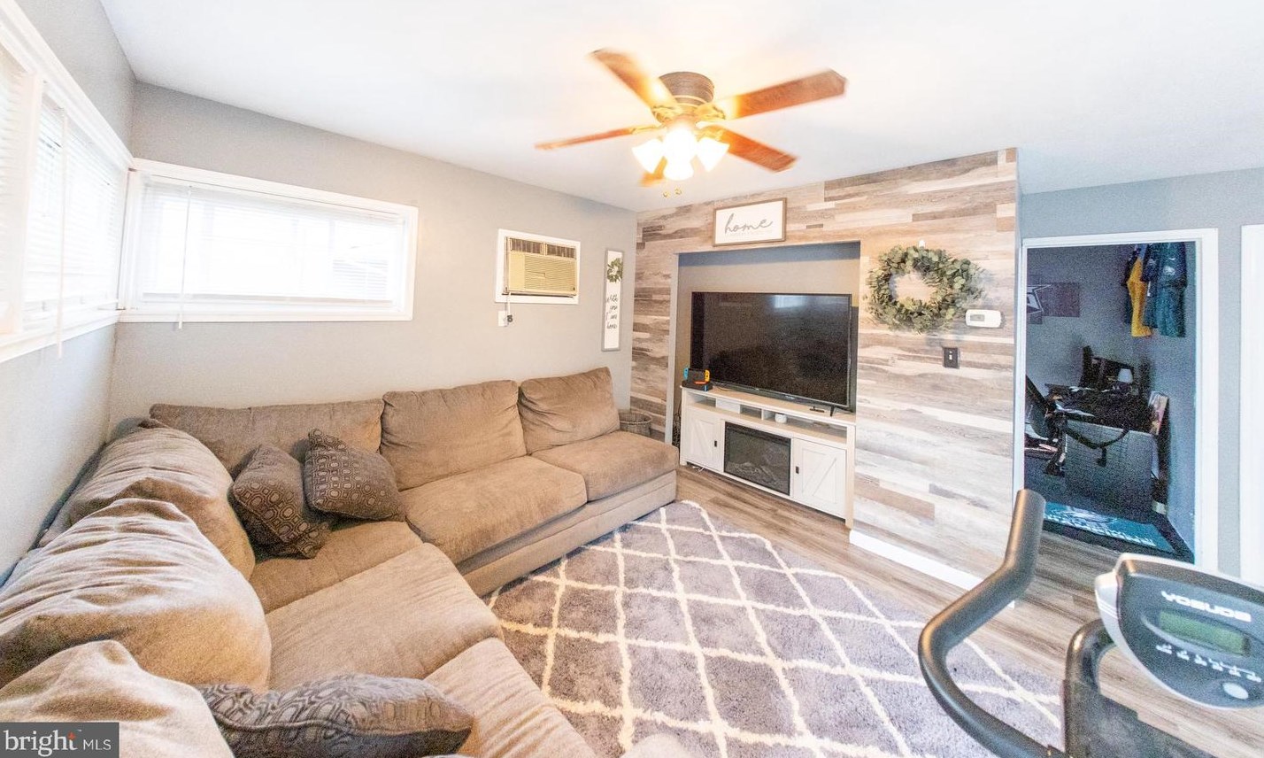 259 Goldenridge Dr, Levittown PA  19057-3434 exterior