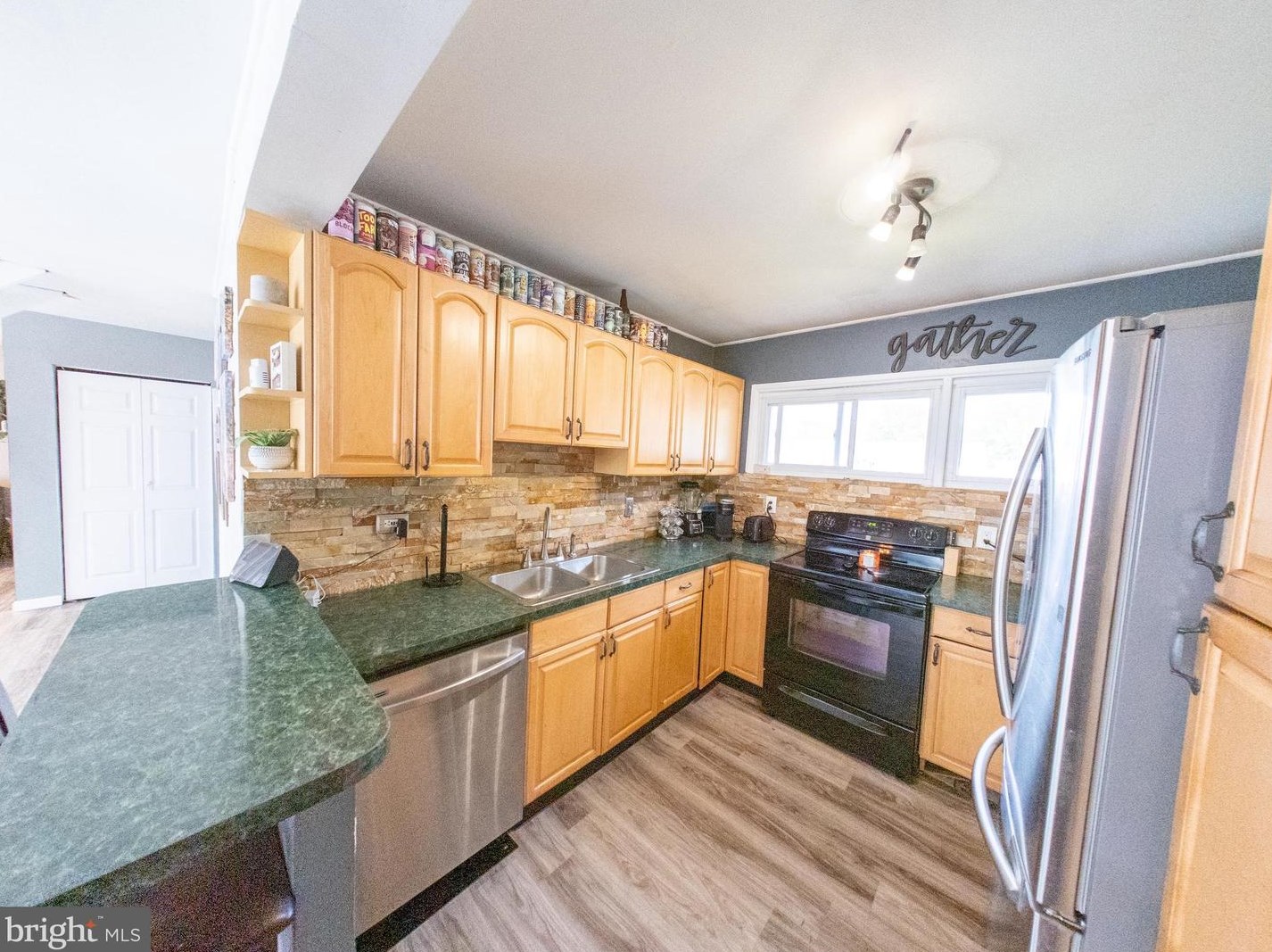 259 Goldenridge Dr, Levittown PA  19057-3434 exterior