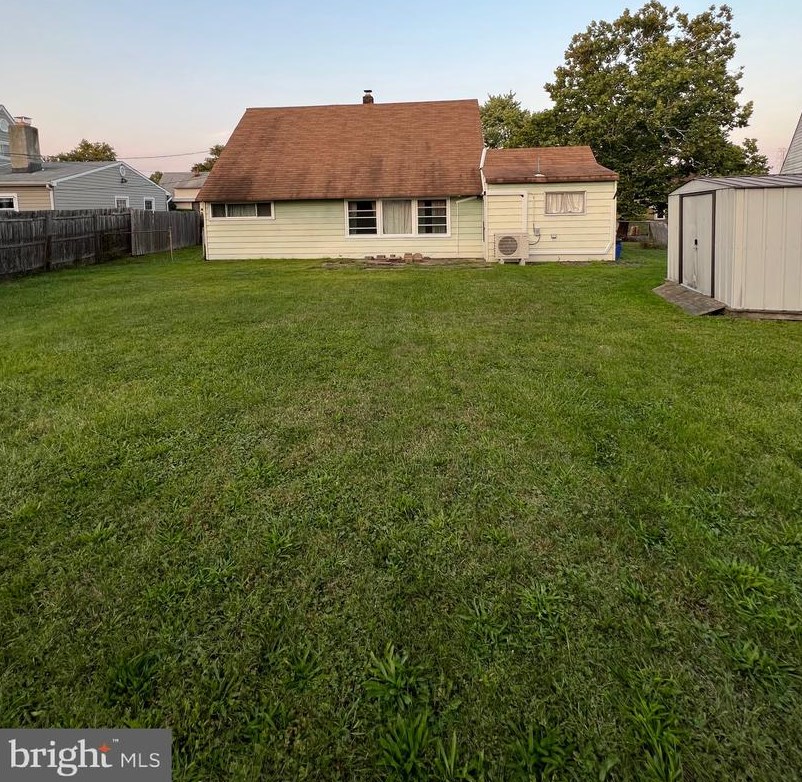 15 Robin Hill Ln, Levittown, PA 19055-1410