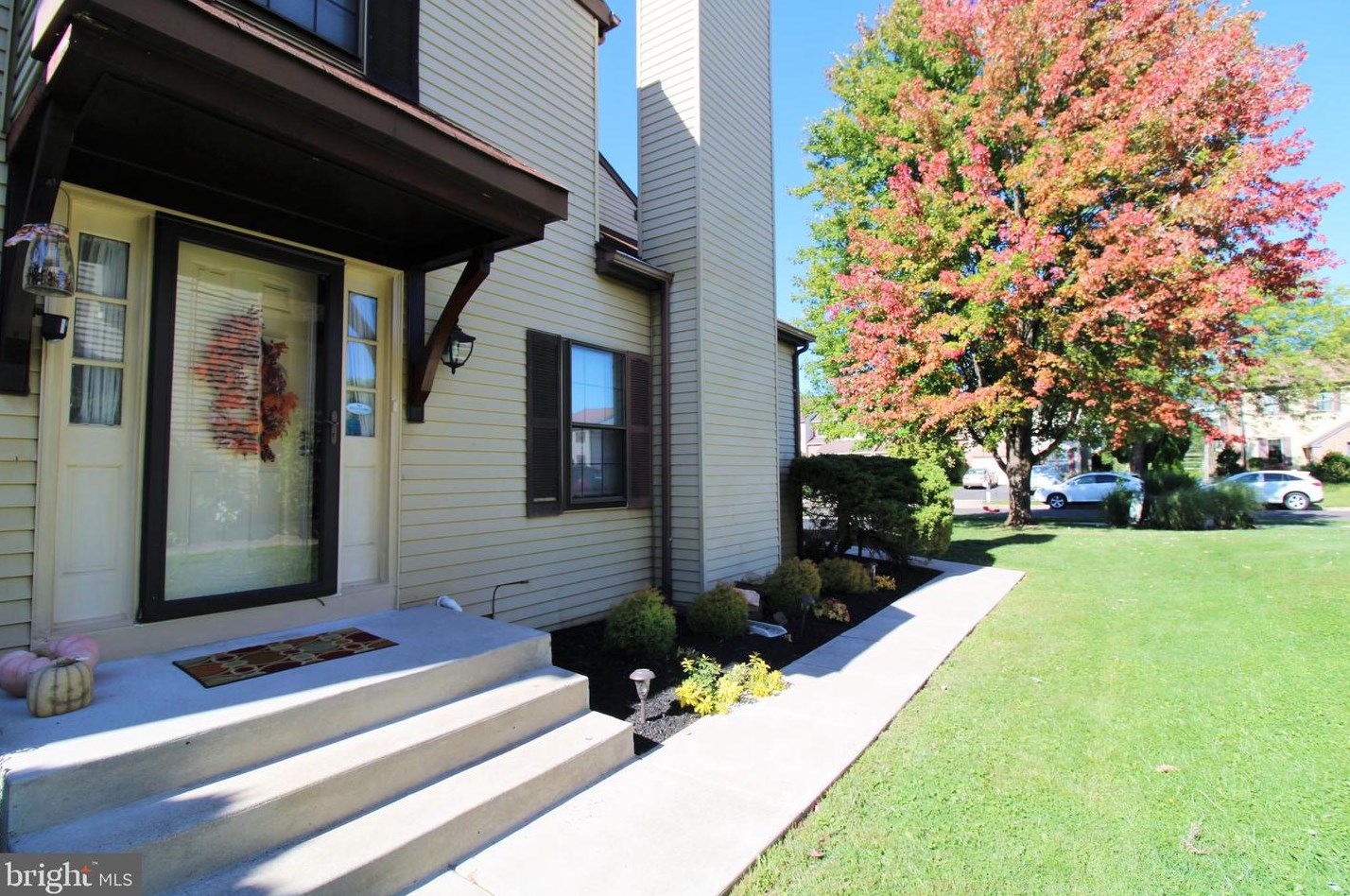 221 Parkview Way, Upper Makefield PA 18940-1138 exterior