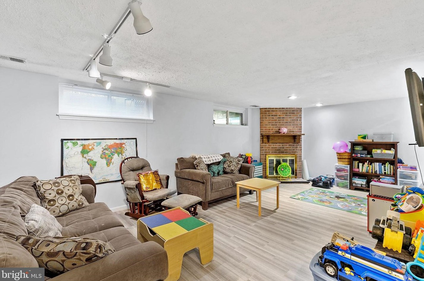 221 Parkview Way, Upper Makefield PA 18940-1138 exterior