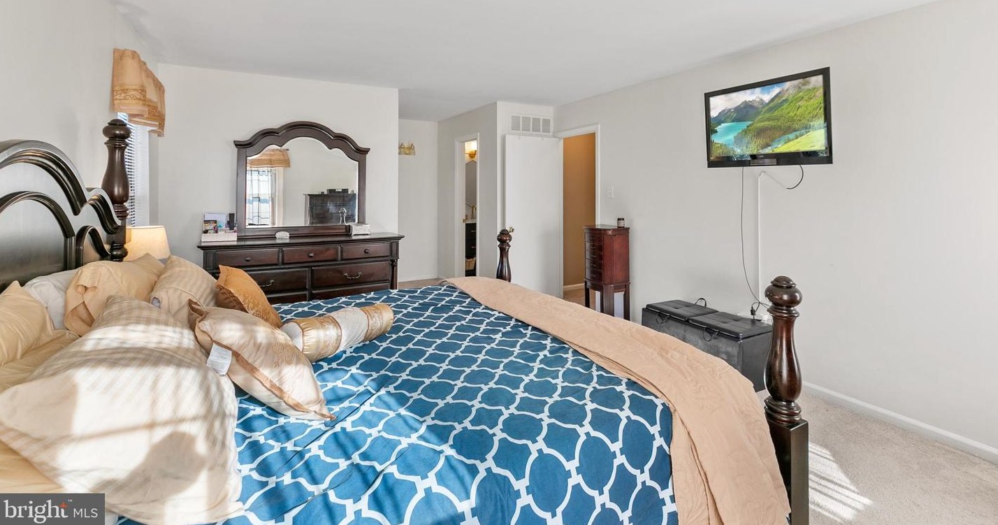 221 Parkview Way, Upper Makefield PA 18940-1138 exterior