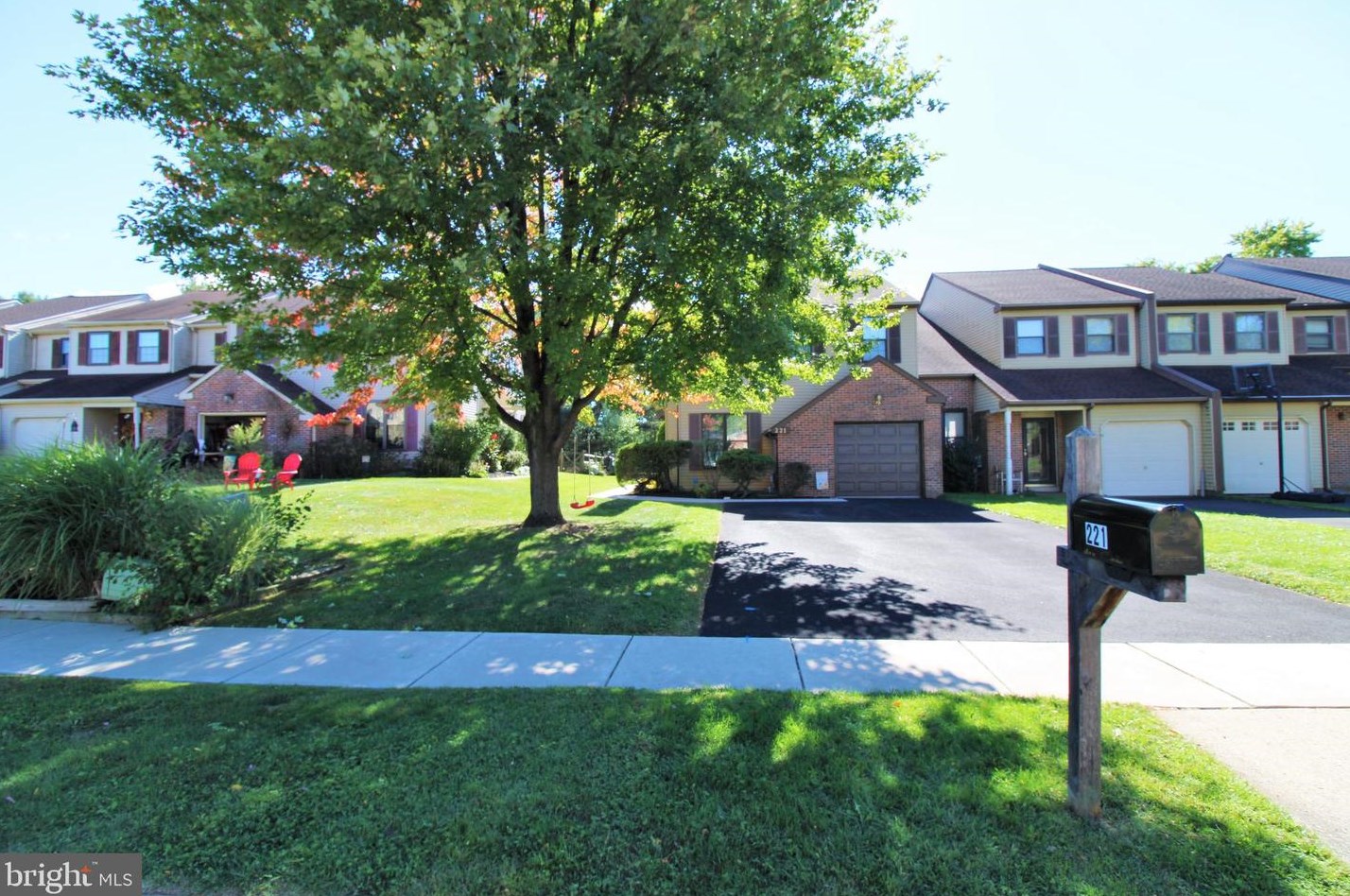 221 Parkview Way, Upper Makefield PA 18940-1138 exterior