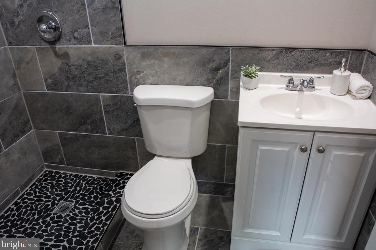 11 Tall Pine Ln, Levittown PA  19054-2201 exterior