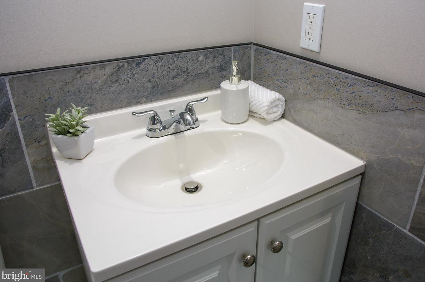 11 Tall Pine Ln, Levittown PA  19054-2201 exterior