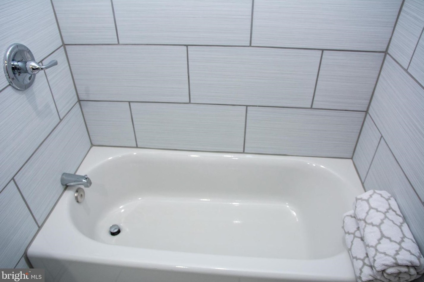 11 Tall Pine Ln, Levittown PA  19054-2201 exterior