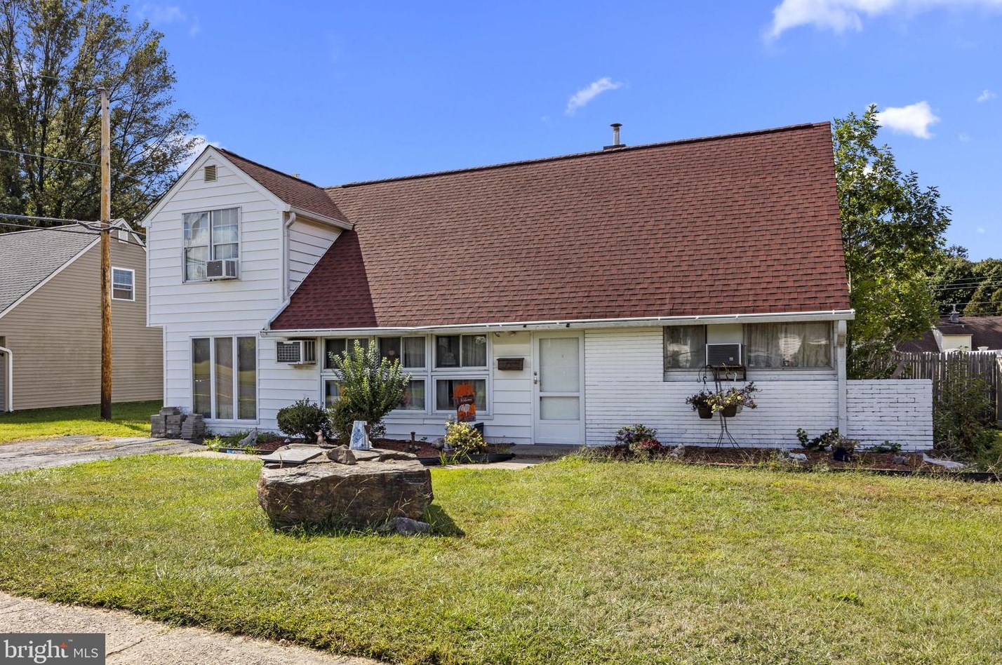 73 Heartwood Rd, Levittown, PA 19056-1332