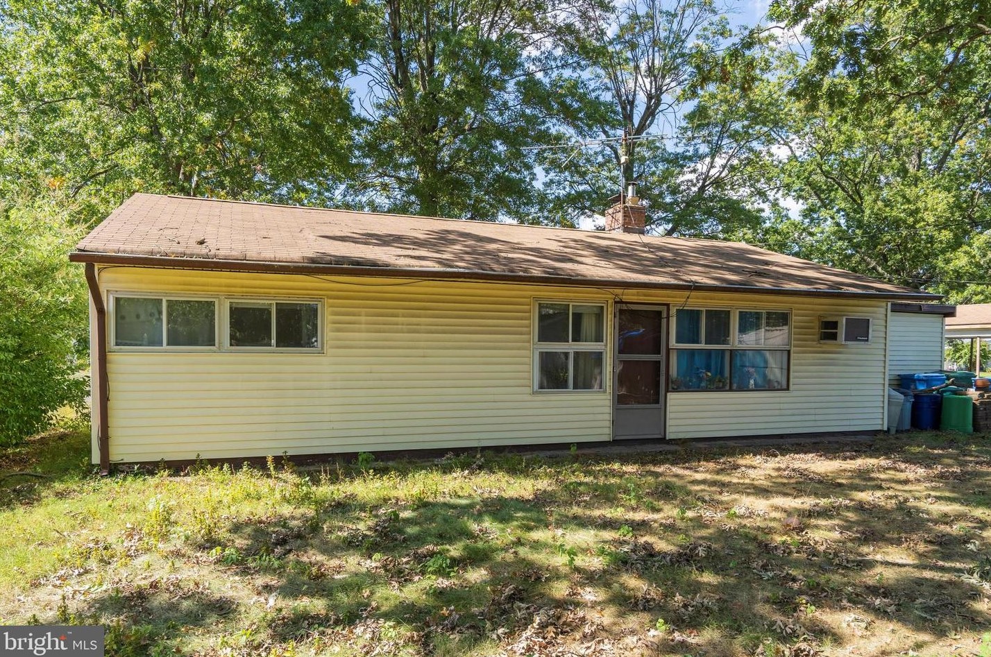 20 Oval Turn Ln, Levittown, PA 19055-1518