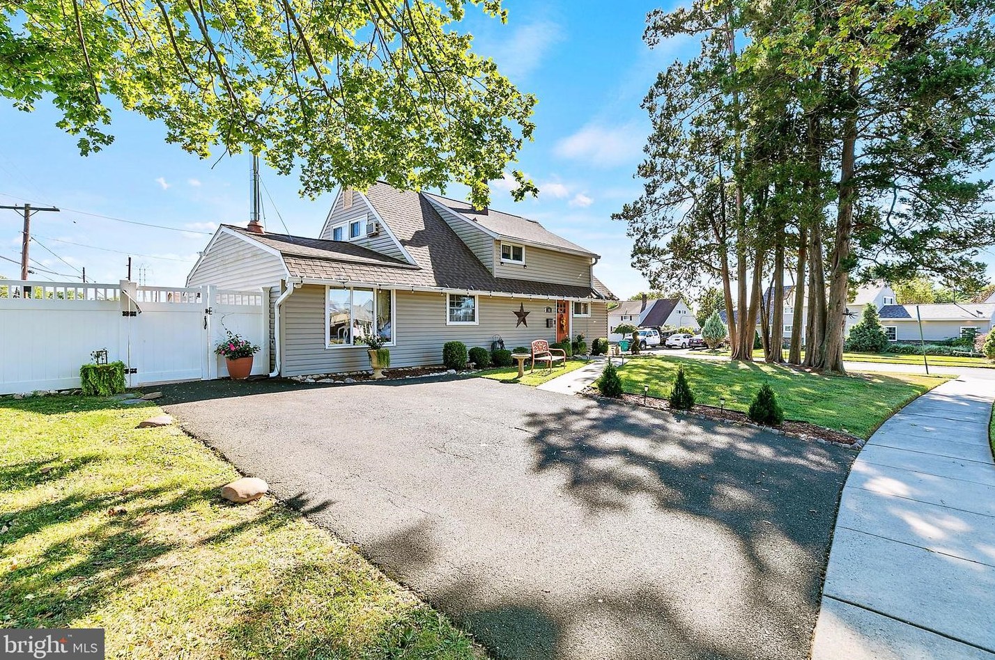 46 Inwood Rd, Levittown, PA 19057-2322