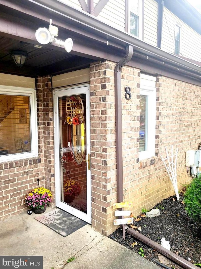 8 Hollybrooke Dr, Langhorne, PA 19047-5755
