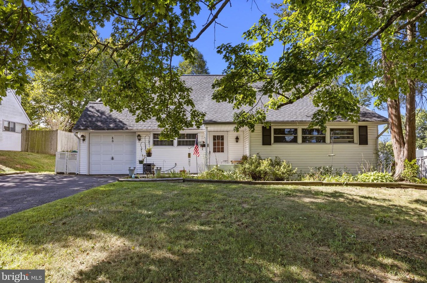 43 Harp Rd, Levittown, PA 19056-1313