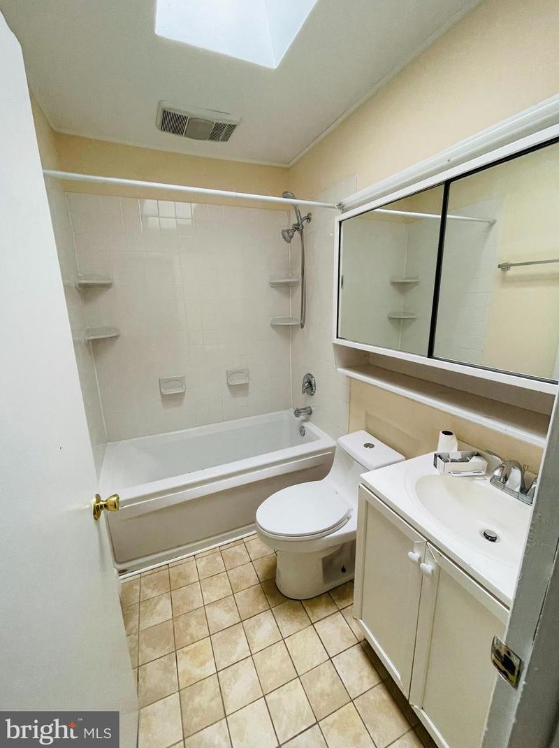 87 Lakeside Dr, Levittown, PA 19054