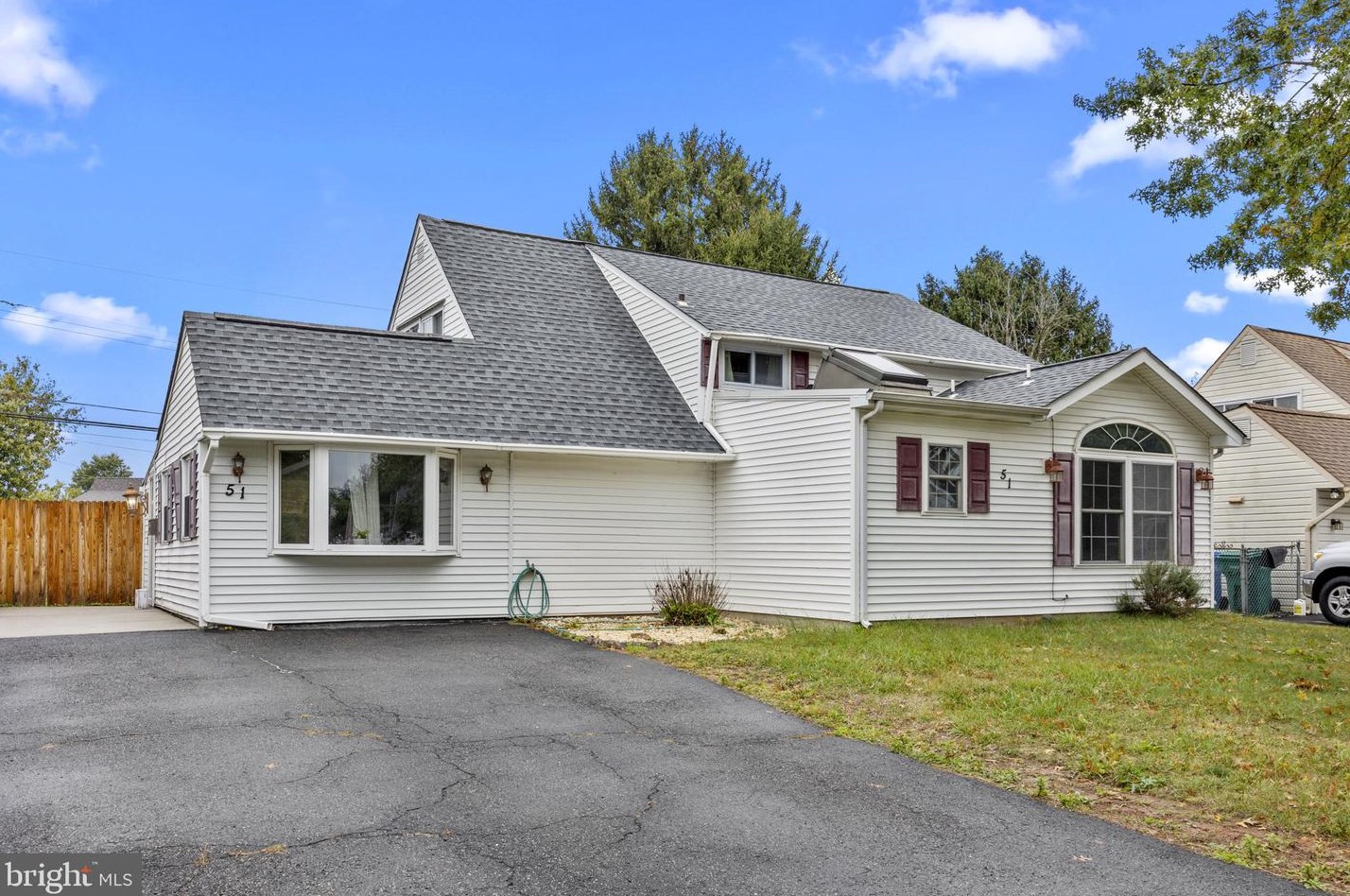 51 Goldenridge Dr, Levittown, PA 19057-3232