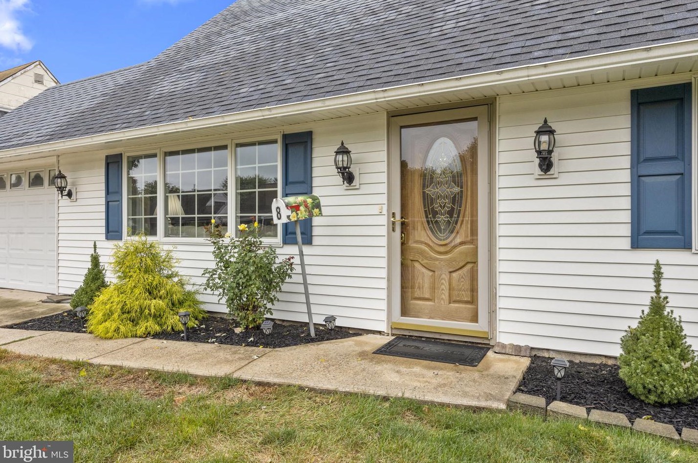 8 Kraft Ln, Levittown, PA 19055-2413