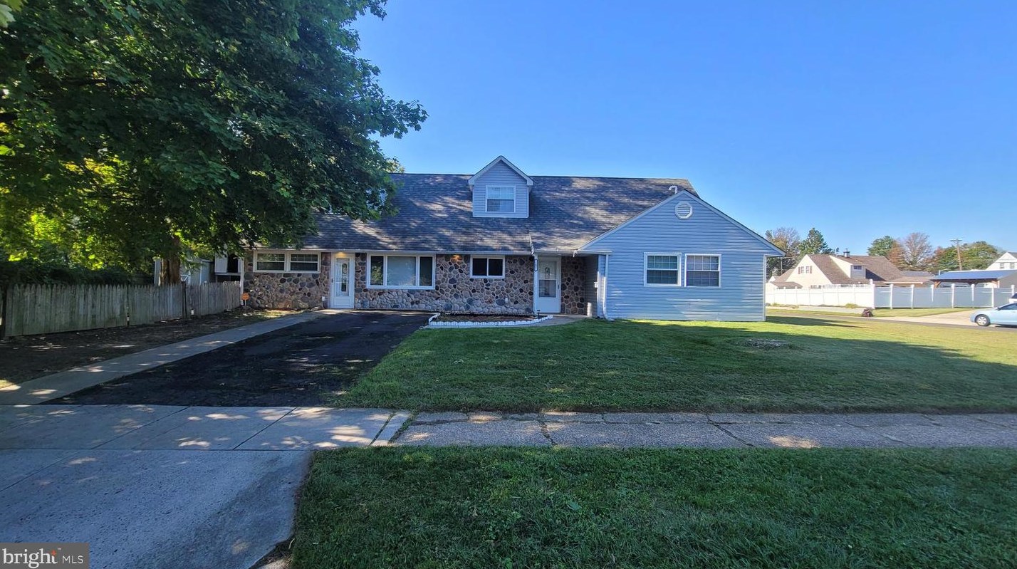 107 Heartwood Rd, Levittown, PA 19056-1105