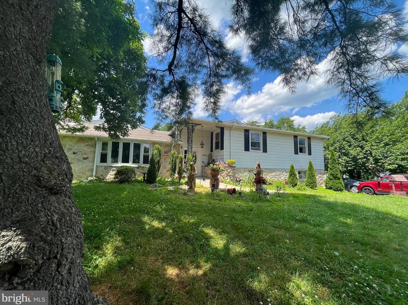 886 W Maple Dr, Southampton, PA 18966