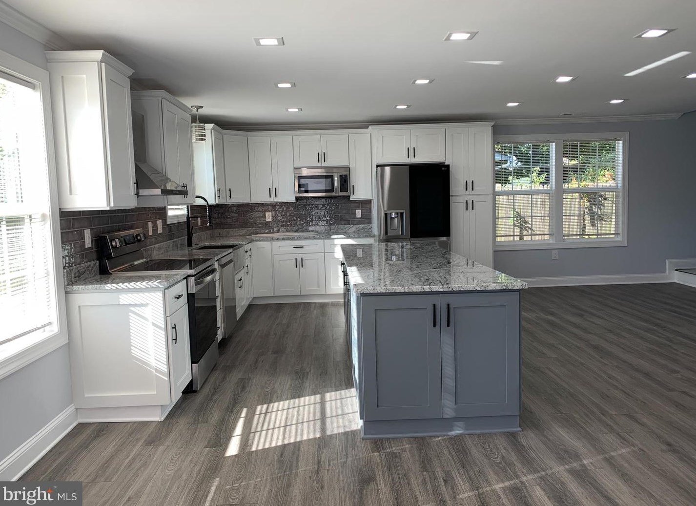 9 Edgewood Ln, Levittown PA  19054-3211 exterior