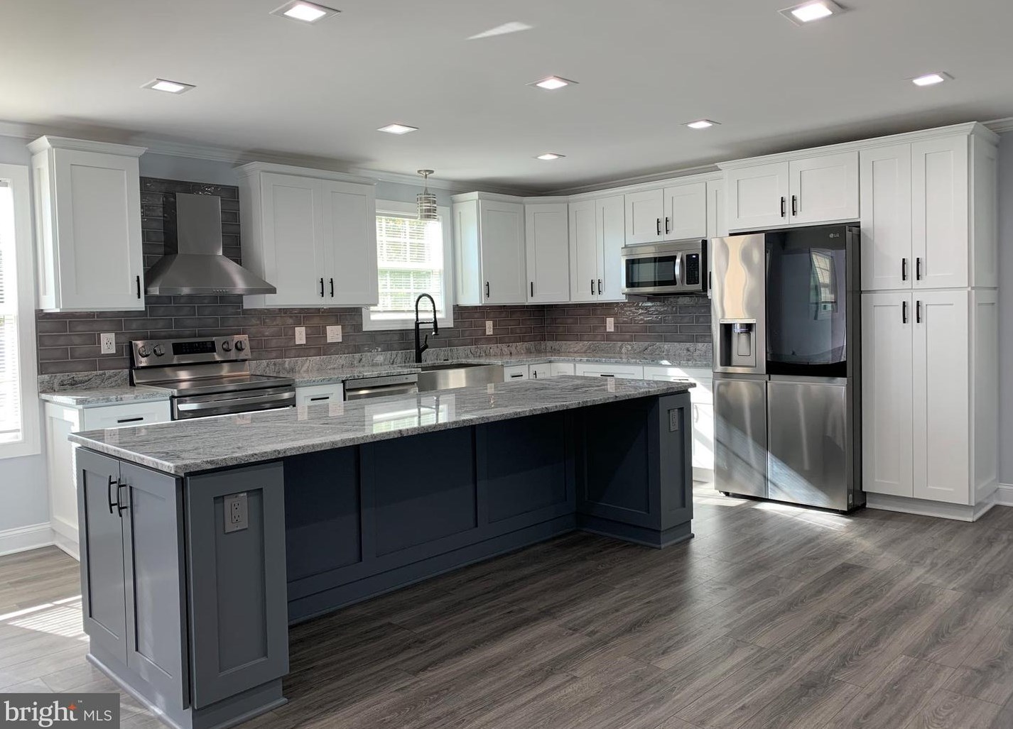 9 Edgewood Ln, Levittown PA  19054-3211 exterior