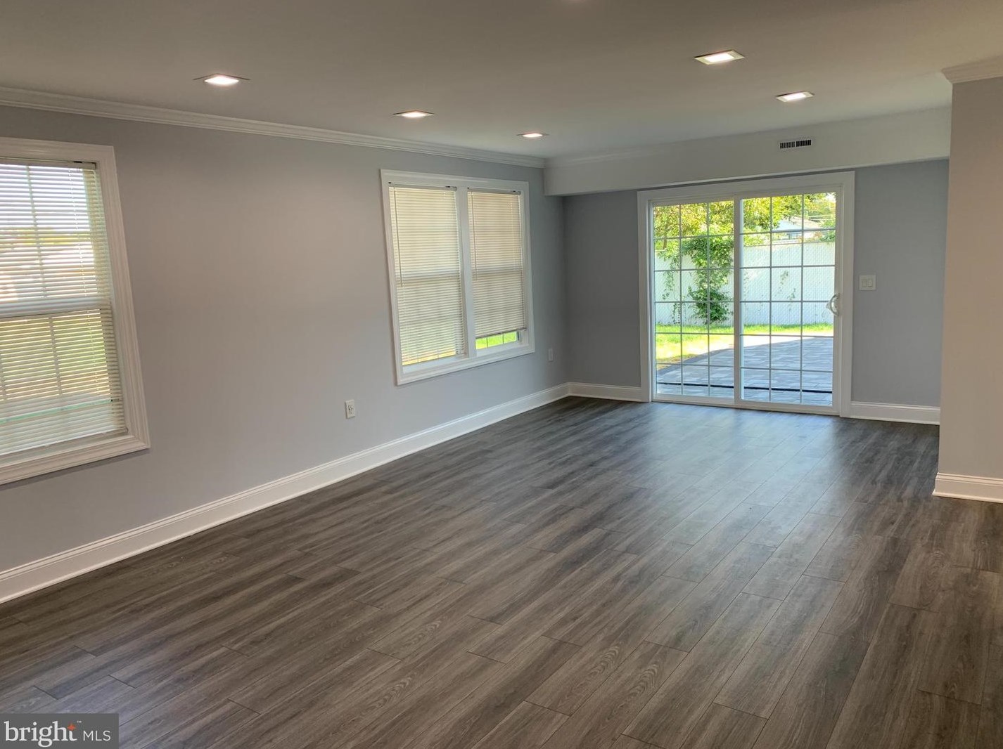 9 Edgewood Ln, Levittown PA  19054-3211 exterior