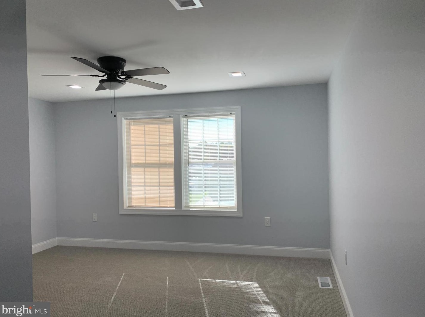 9 Edgewood Ln, Levittown PA  19054-3211 exterior
