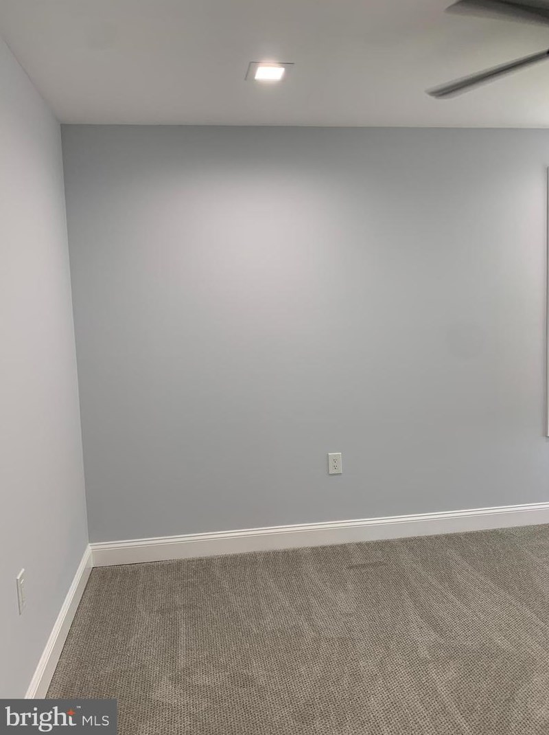 9 Edgewood Ln, Levittown PA  19054-3211 exterior