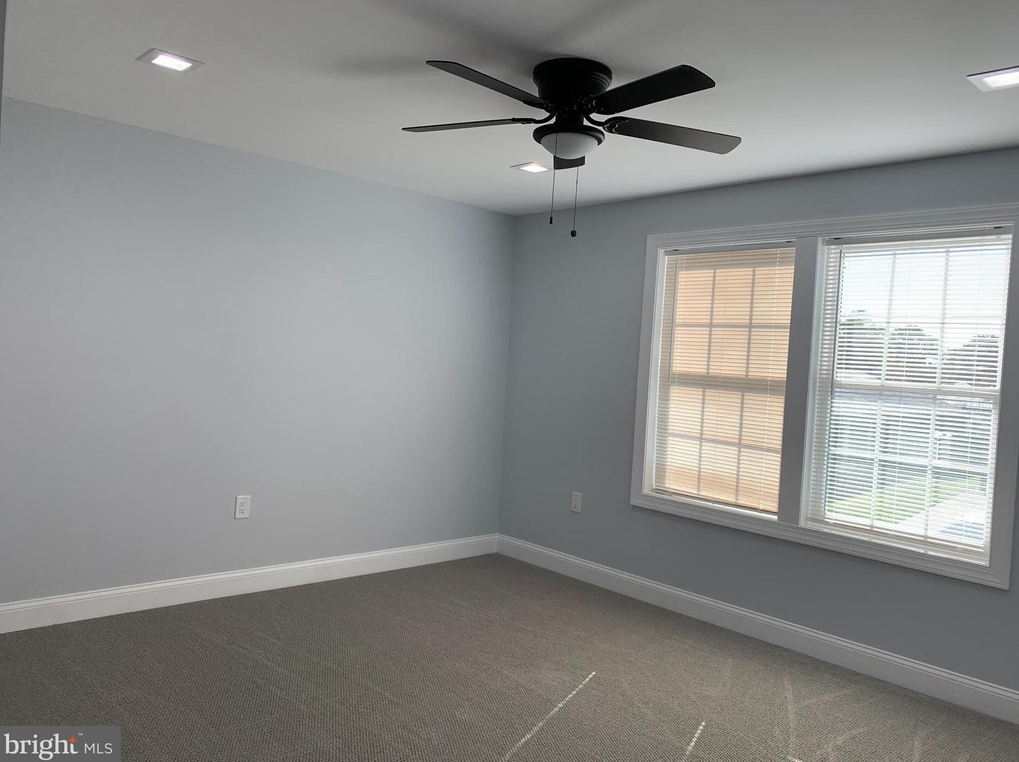 9 Edgewood Ln, Levittown PA  19054-3211 exterior