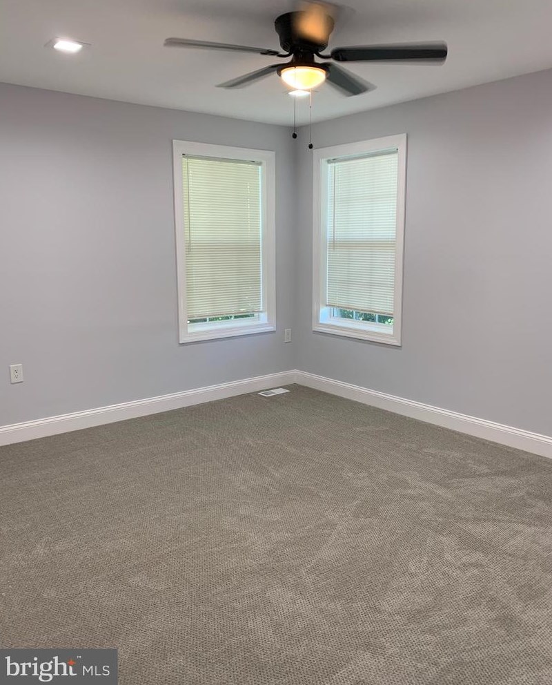 9 Edgewood Ln, Levittown PA  19054-3211 exterior