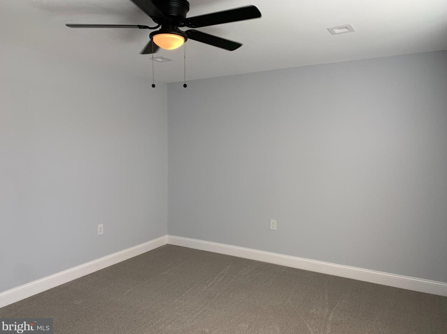 9 Edgewood Ln, Levittown PA  19054-3211 exterior