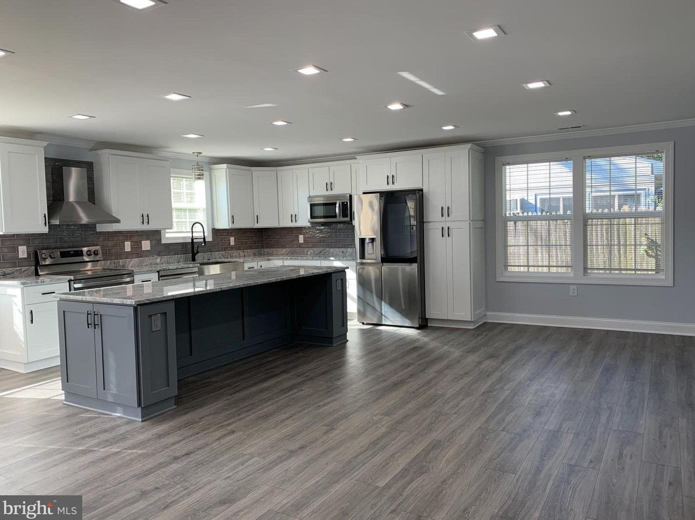 9 Edgewood Ln, Levittown PA  19054-3211 exterior