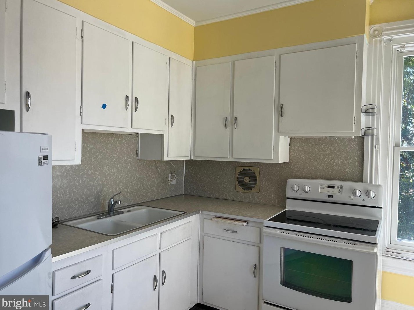 82 Shewell Ave, Gardenville, PA