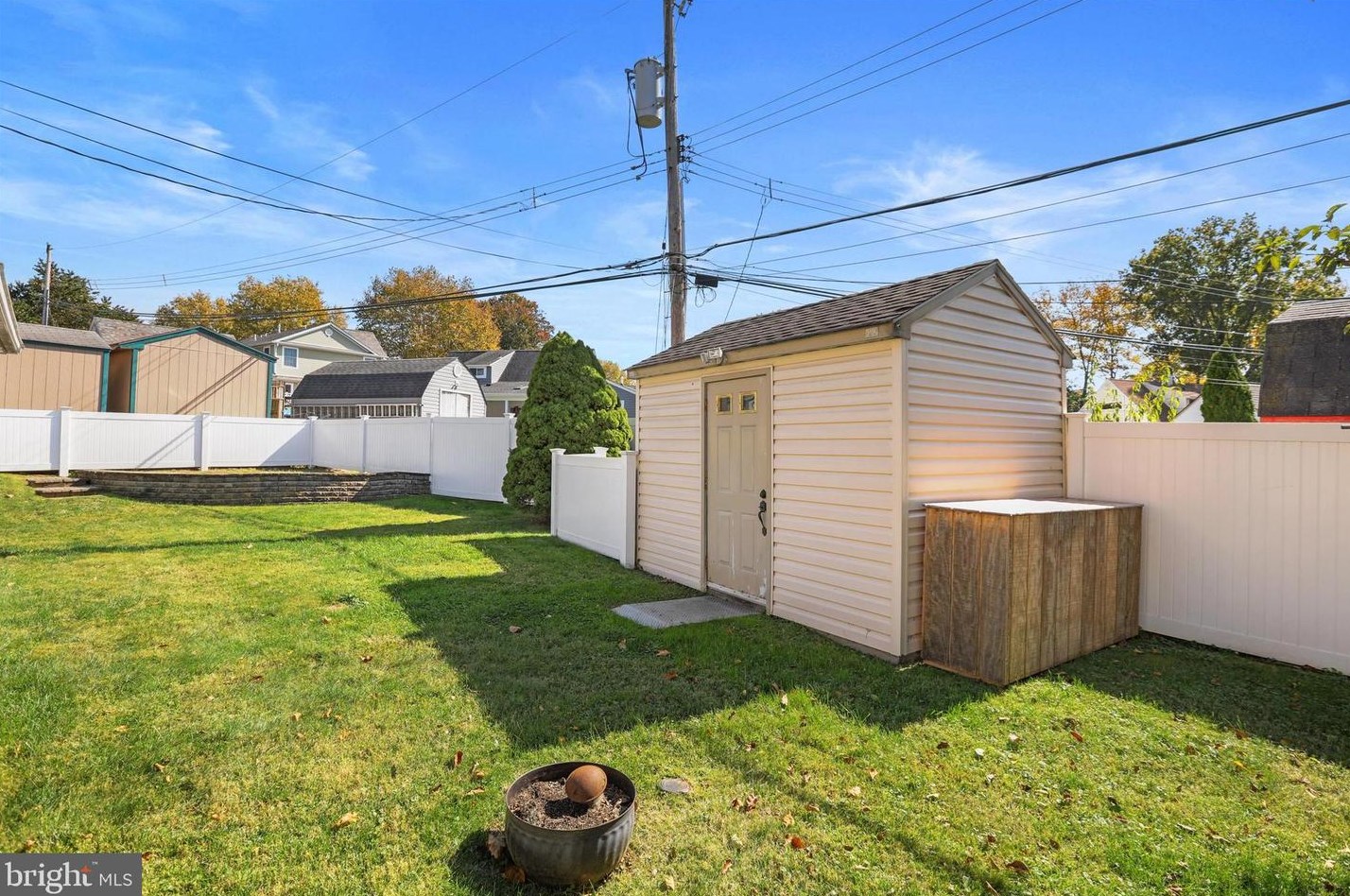 6 Quarter Turn, Levittown PA 19057-1935 exterior