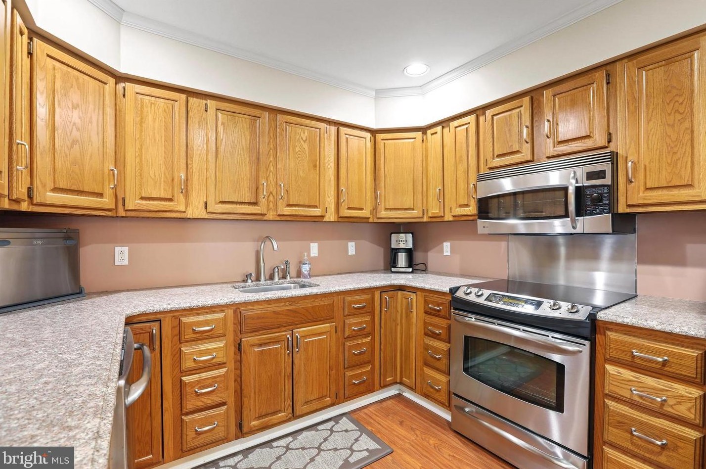 6 Quarter Turn, Levittown PA 19057-1935 exterior