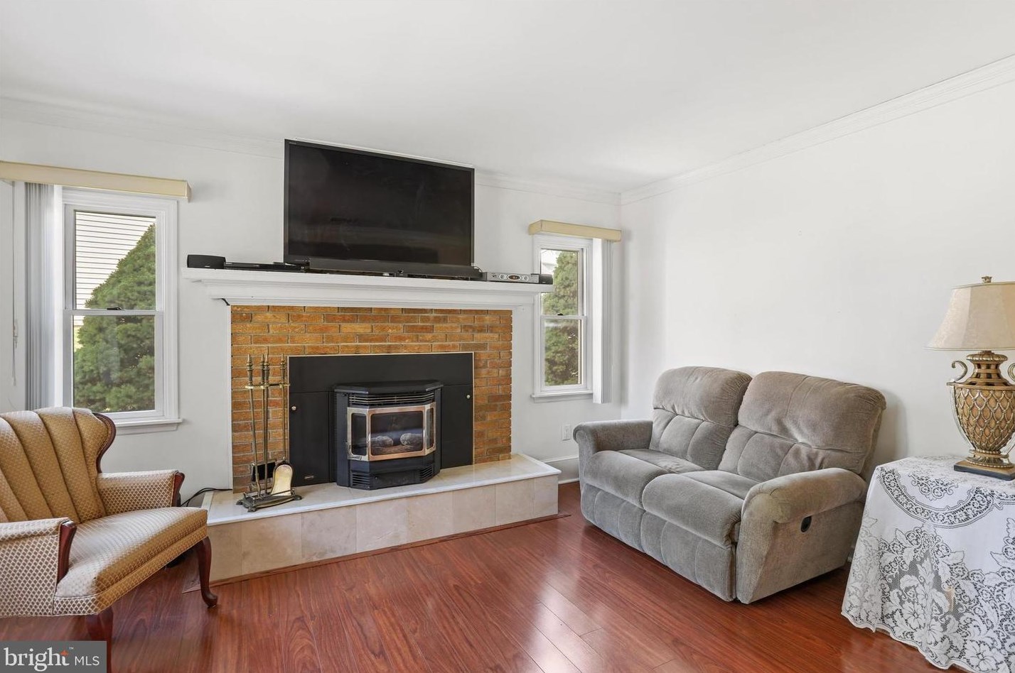 6 Quarter Turn, Levittown PA 19057-1935 exterior