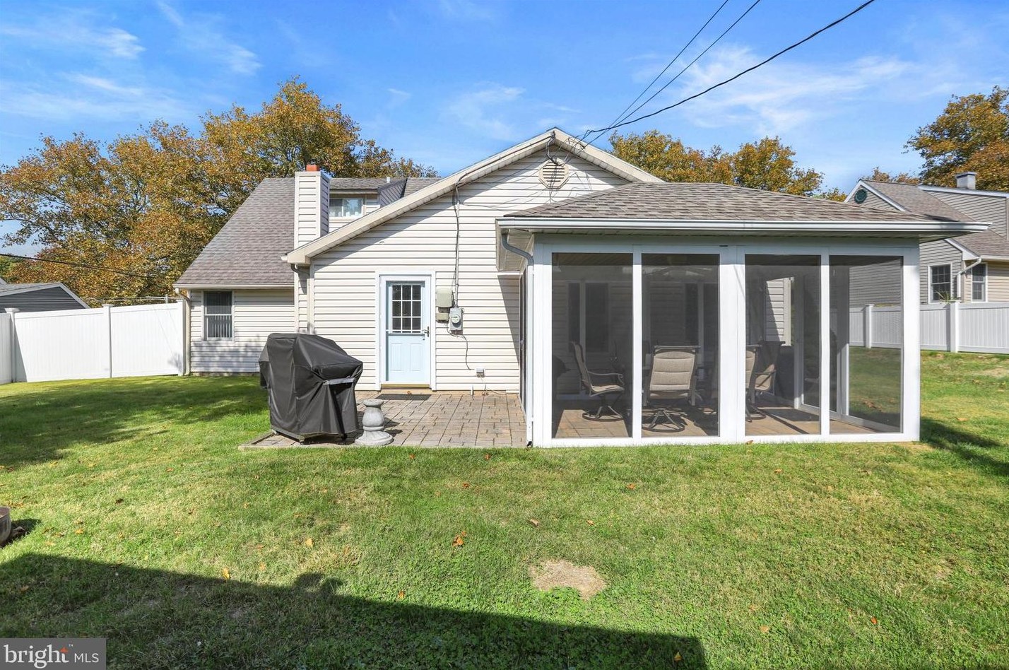 6 Quarter Turn, Levittown PA 19057-1935 exterior