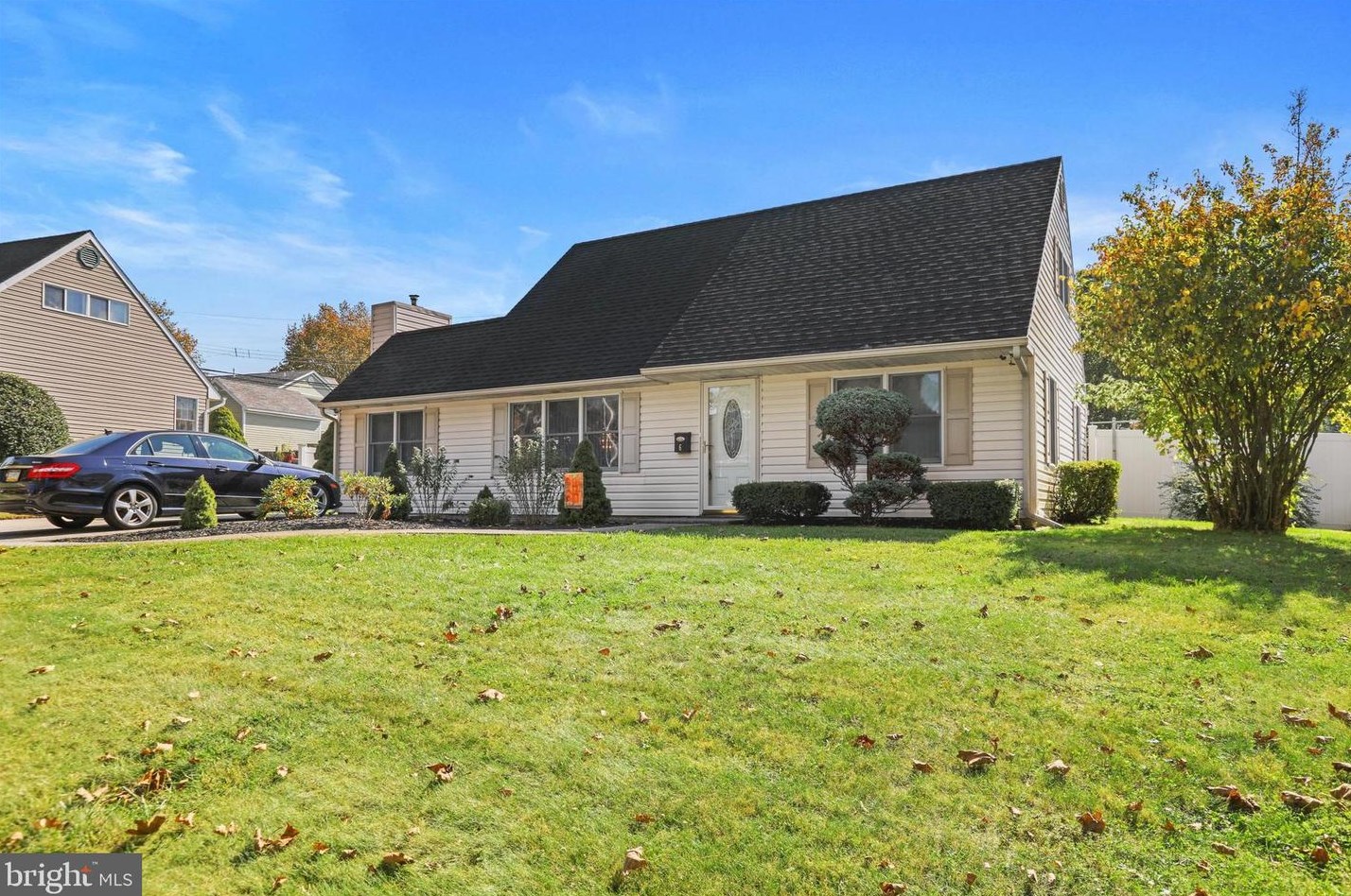 6 Quarter Turn West Rd, Levittown, PA 19057-1910