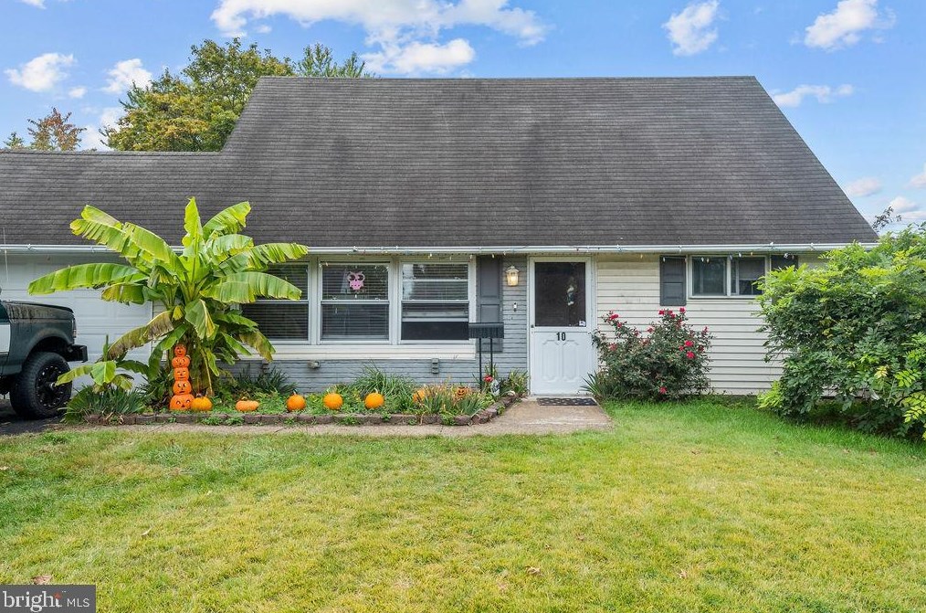 10 Ironwood Rd, Levittown, PA 19057-2726