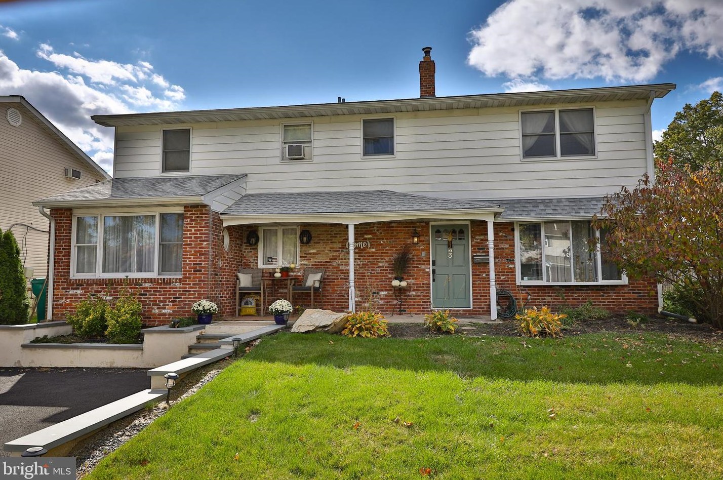 33 Rambler Ln, Levittown, PA 19055-1401