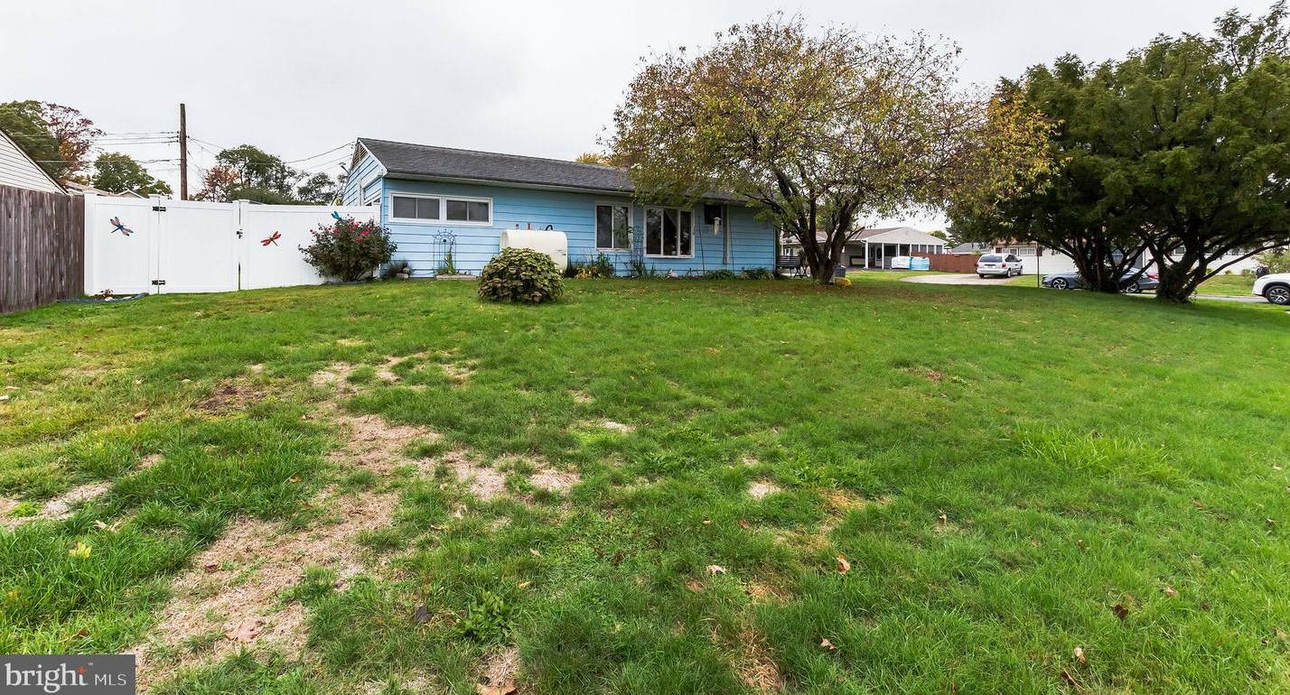 93 Black Pine Ln, Levittown, PA 19054-2128