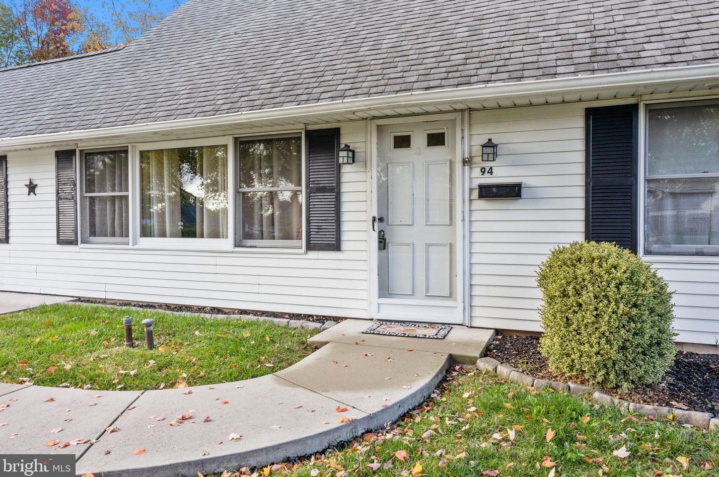 94 Ironwood Rd, Levittown, PA 19057-2728