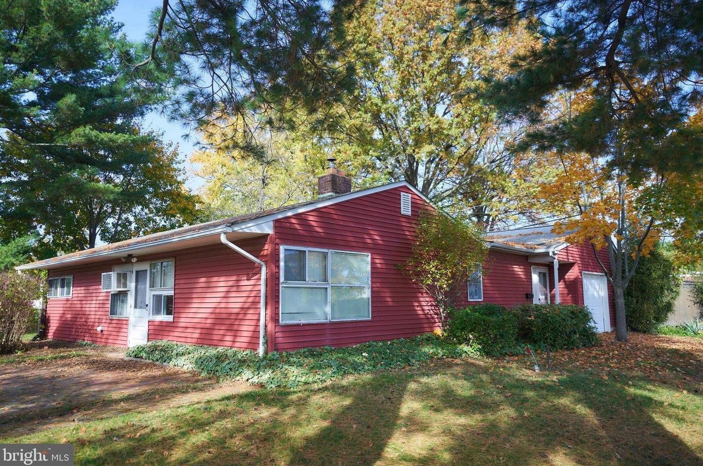 3 Pensive Ln, Levittown, PA 19054-3605