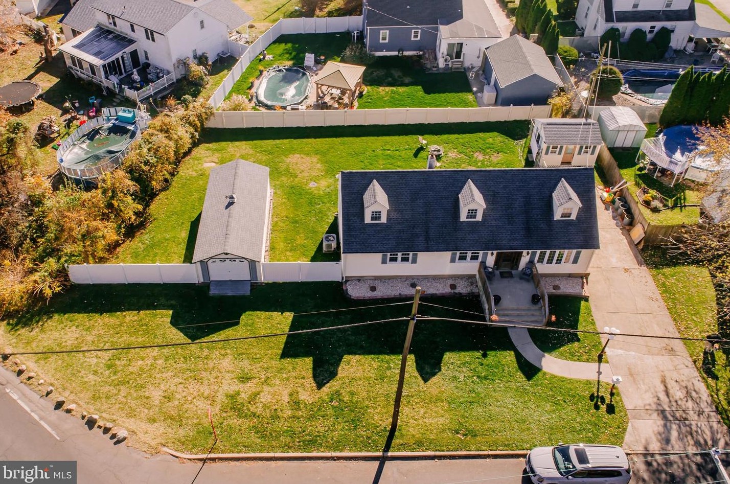 58 Moon Dr, Levittown, PA 19054-2521