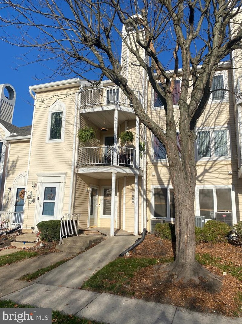 125 Pamela Ct, Levittown, PA 19057-3620
