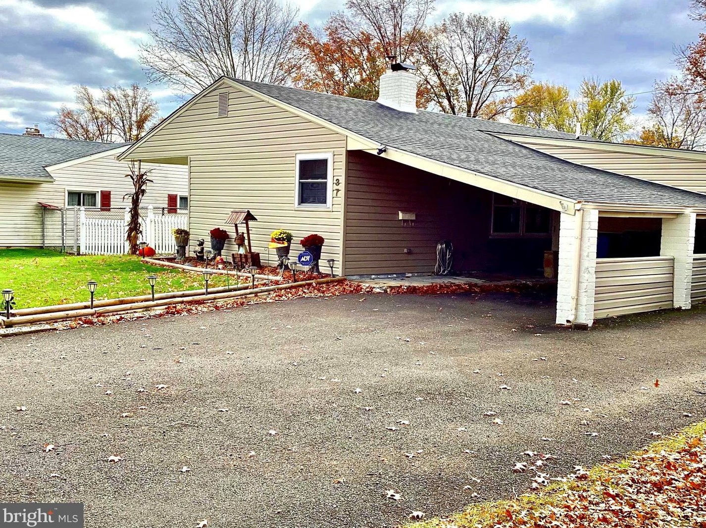 37 Gamewood Rd, Levittown, PA 19057-3435