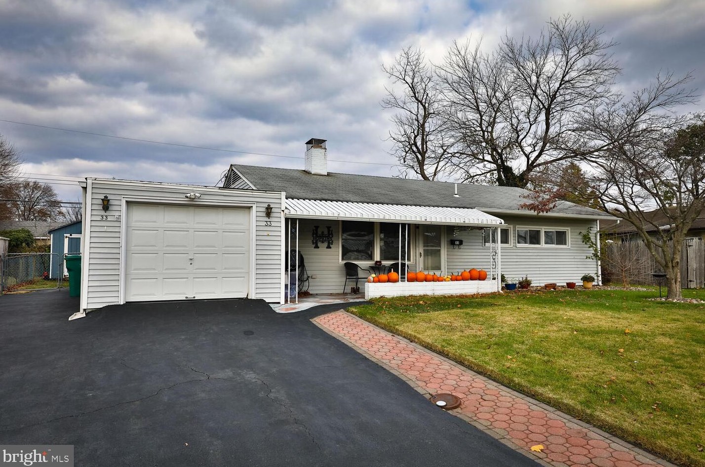33 Stream Ln, Levittown, PA 19055